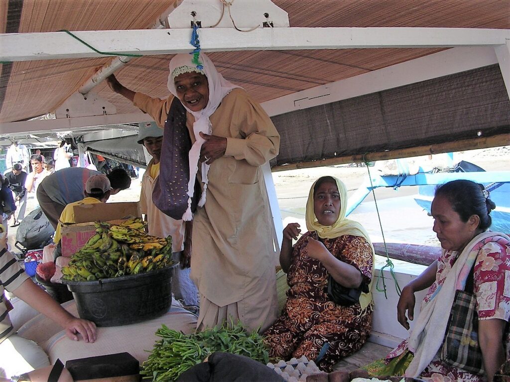 Trasferimento alle isole Ghili su una barca di pescatori